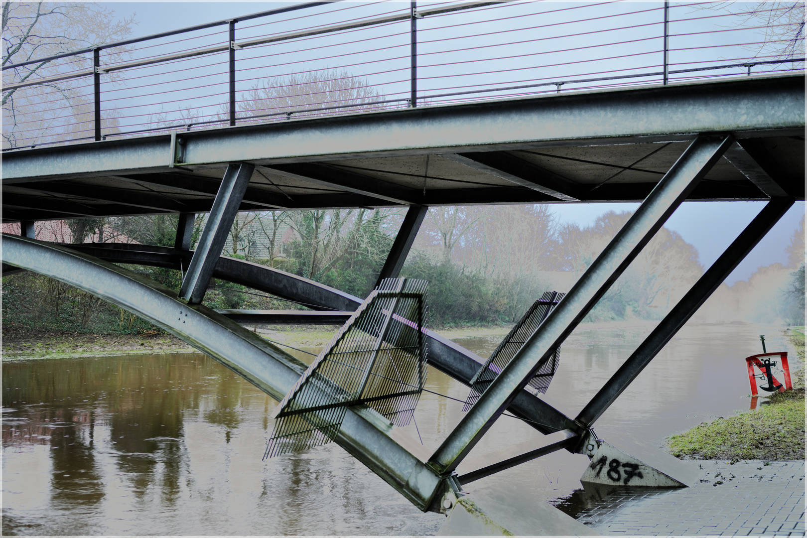 Klettern unerwünscht – Vechte-Brücke surreal