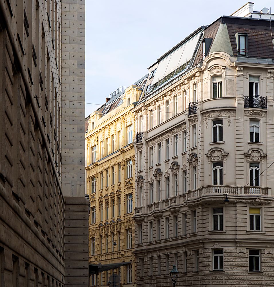 "kletterwand" vor dem wohnhaus