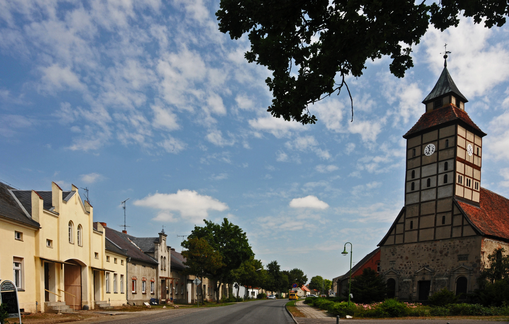 Kletzke Dorfstraße mit Kirche 2011