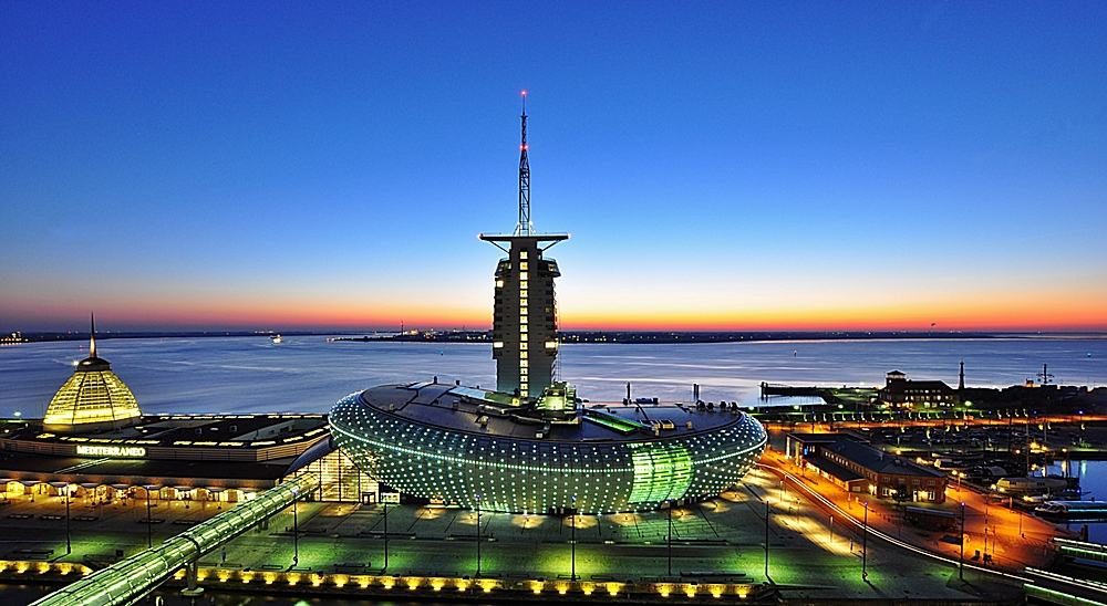 Klimahaus & Atlantik Sail City Hotel bei klarer Sicht