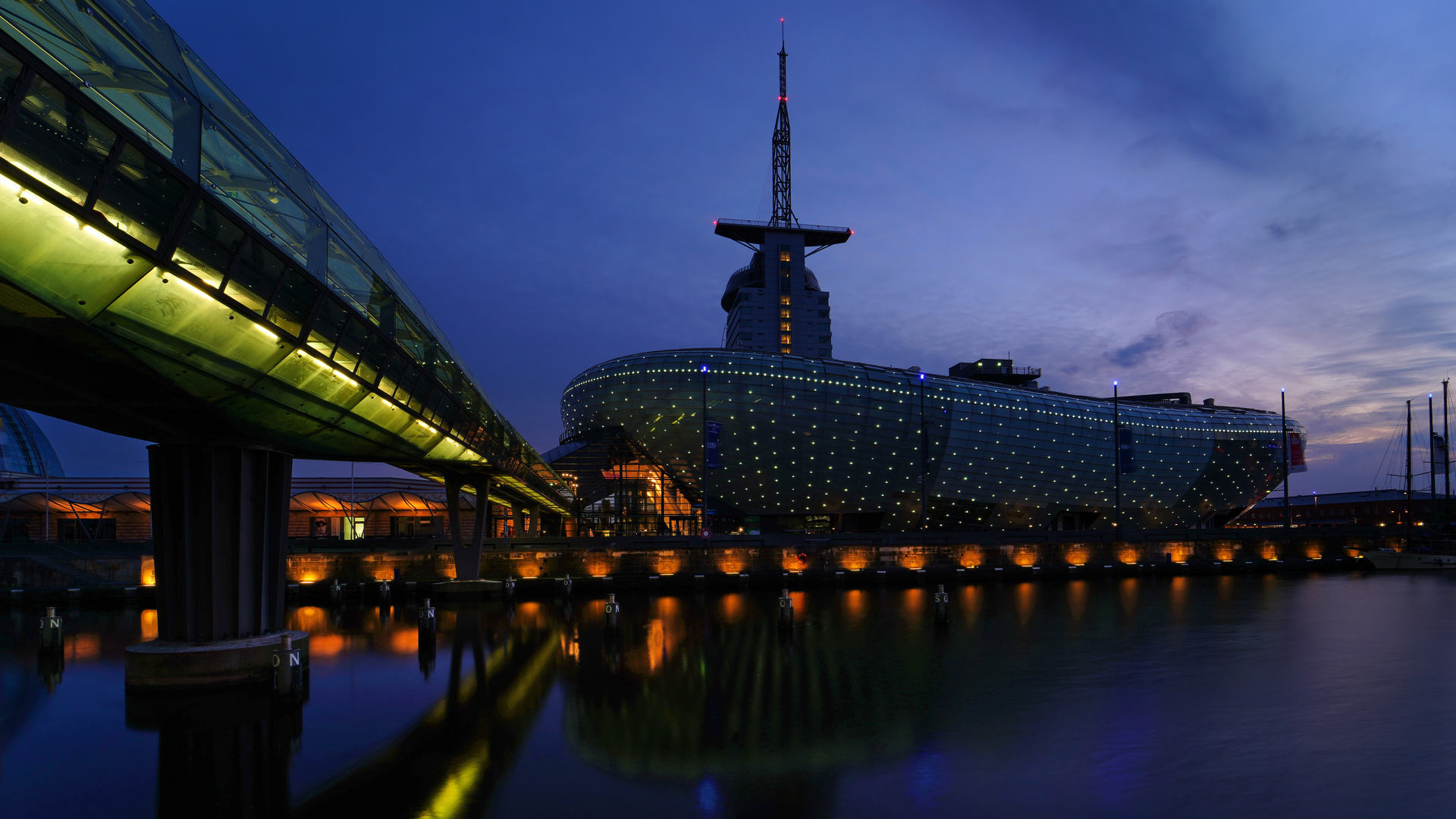 Klimahaus Bremerhaven II in blauer Stunde