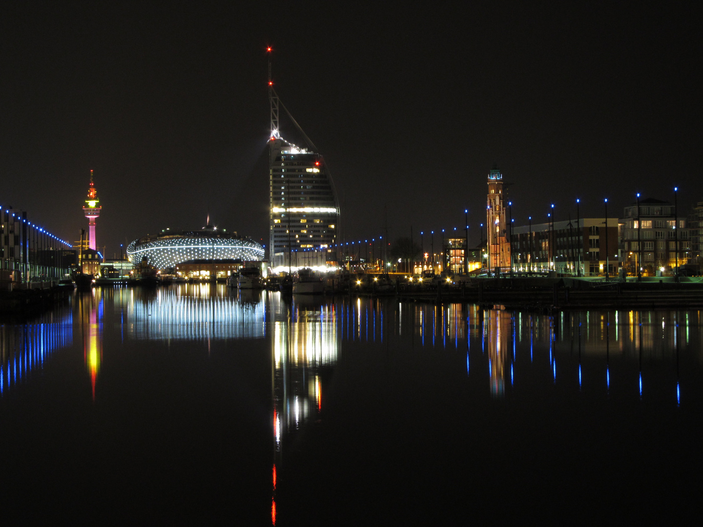 Klimahaus in Bremerhaven bei Nacht