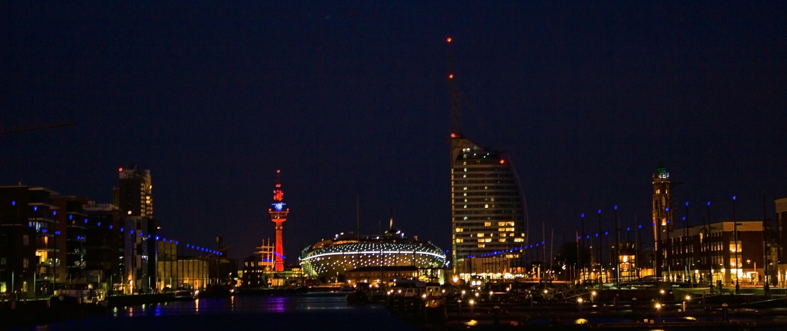 Klimahaus und Atlantikhotel bei Nacht