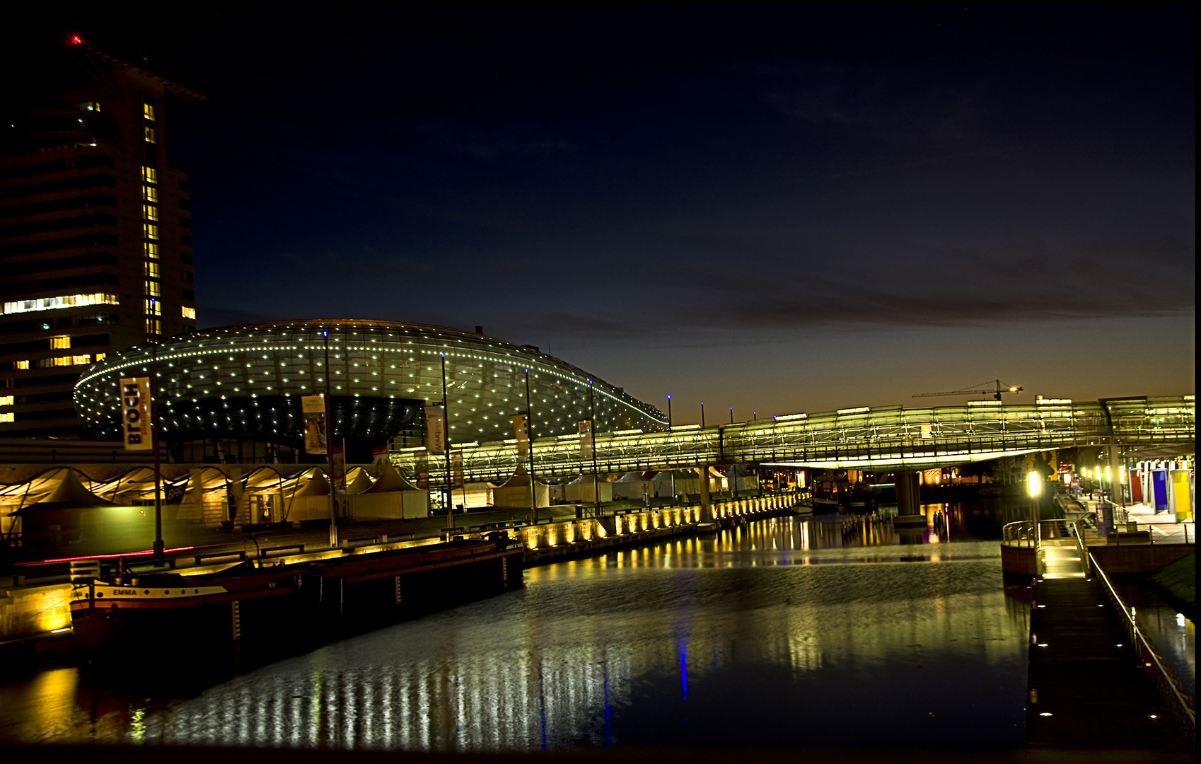 Klimazonenhaus und Brücke vom Columbuscenter zum Mediterraneo Bremerhaven