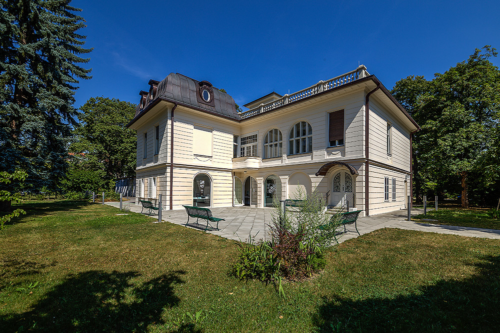 Klimt Villa (2)