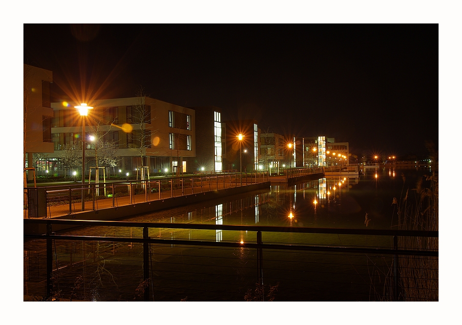 Klinikum der langen Wege bei Nacht