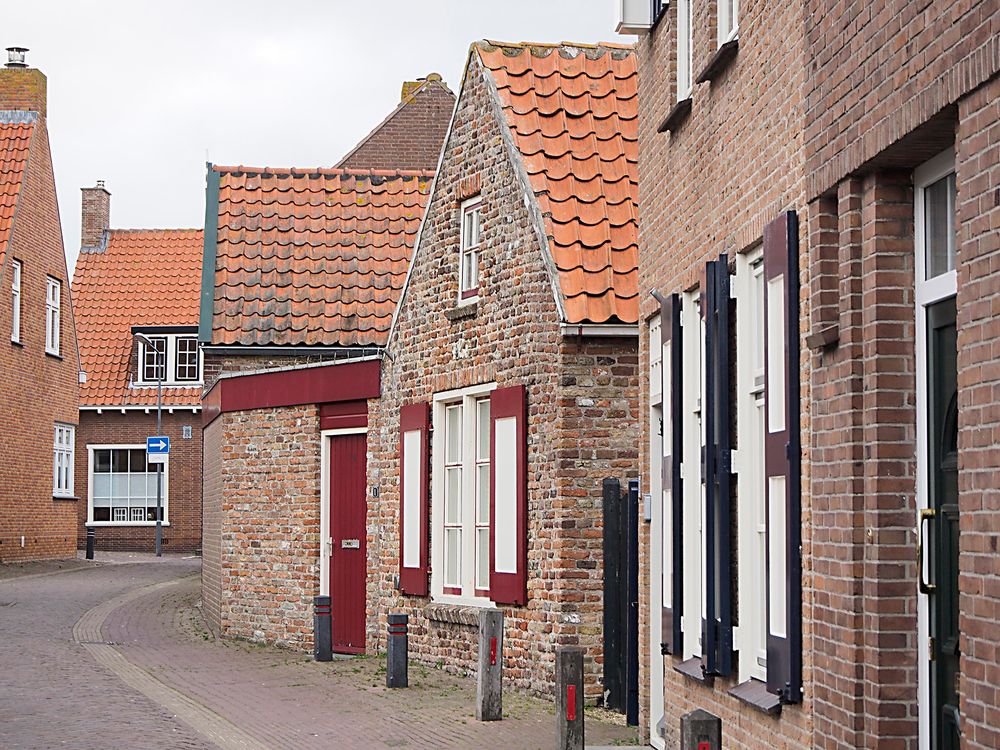 Klinkerhäuser an der Kirche im Zentrum von Domburg, Provinz Zeeland (NL)