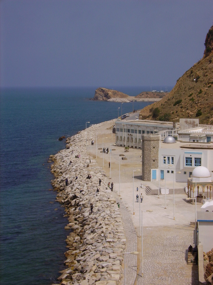 Klippe mit Blick aufs weite Meer