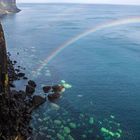 Klippe und liegender Regenbogen