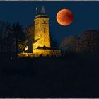 Klippenturm mit Blutmond 