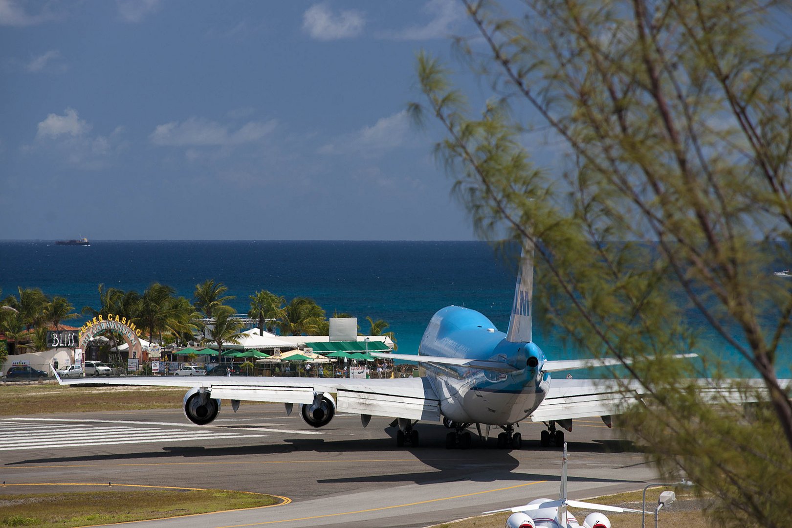 KLM 785, make a backtrack runway 28