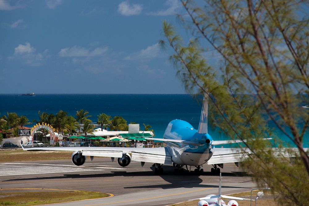 KLM 785, make a backtrack runway 28