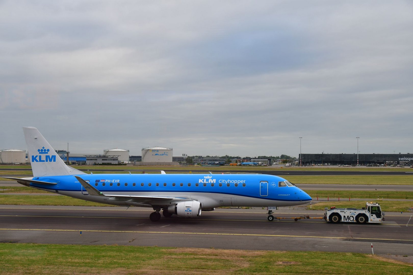 KLM mit Towtruck