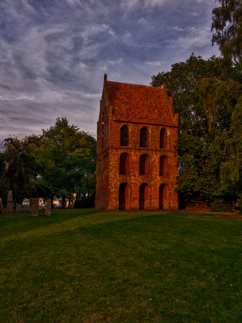 Klockenturm im Abendlicht.