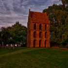 Klockenturm im Abendlicht.