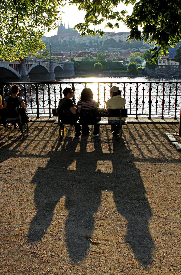 Klönen am Moldauufer mit Blick auf Veitsdom und Hradschin