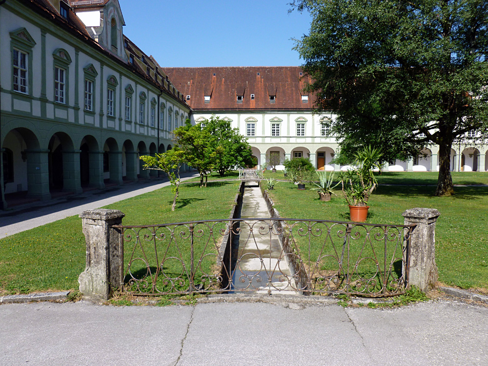 Kloster Benediktbeuern Innenhof mit Wassergraben, August 2013