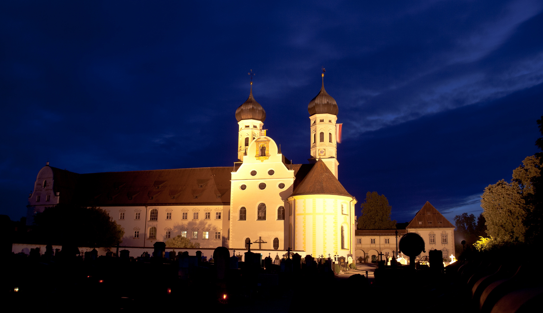 Kloster Benediktbeuern während der blauen Stunde