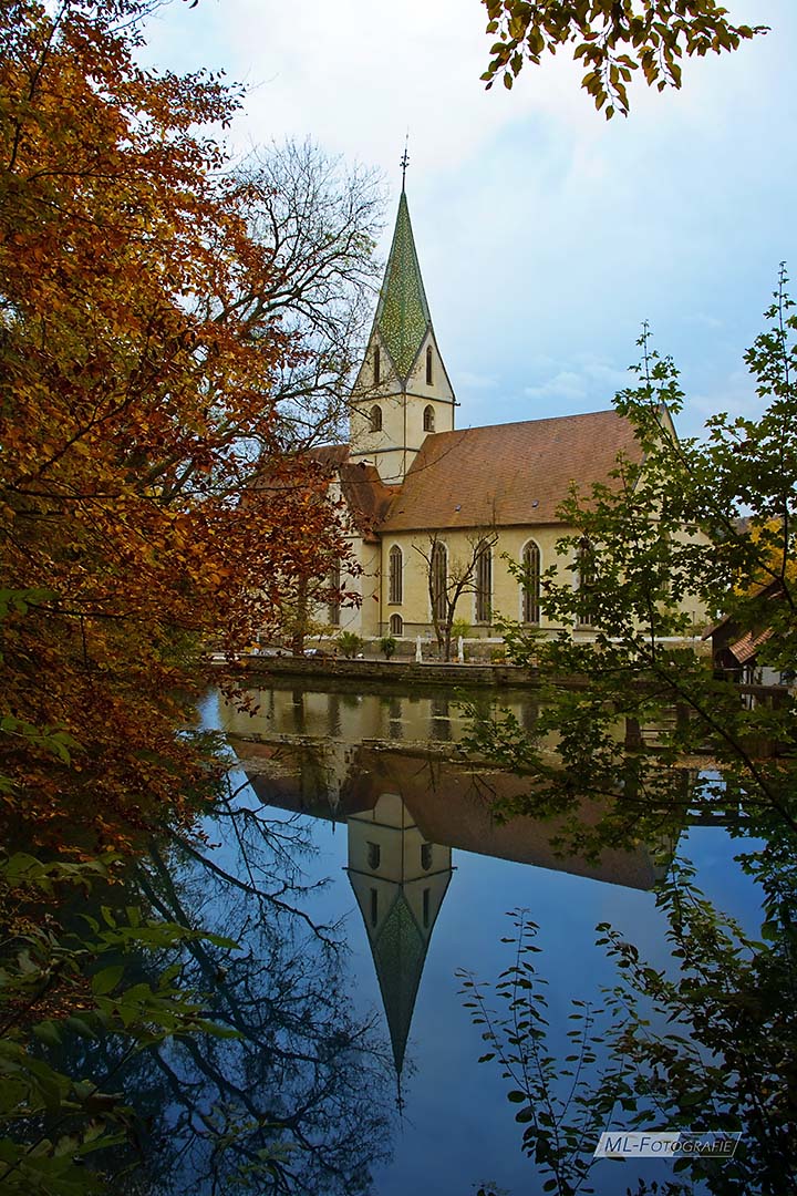 Kloster Blaubeuren mit Blautopf im Herbst