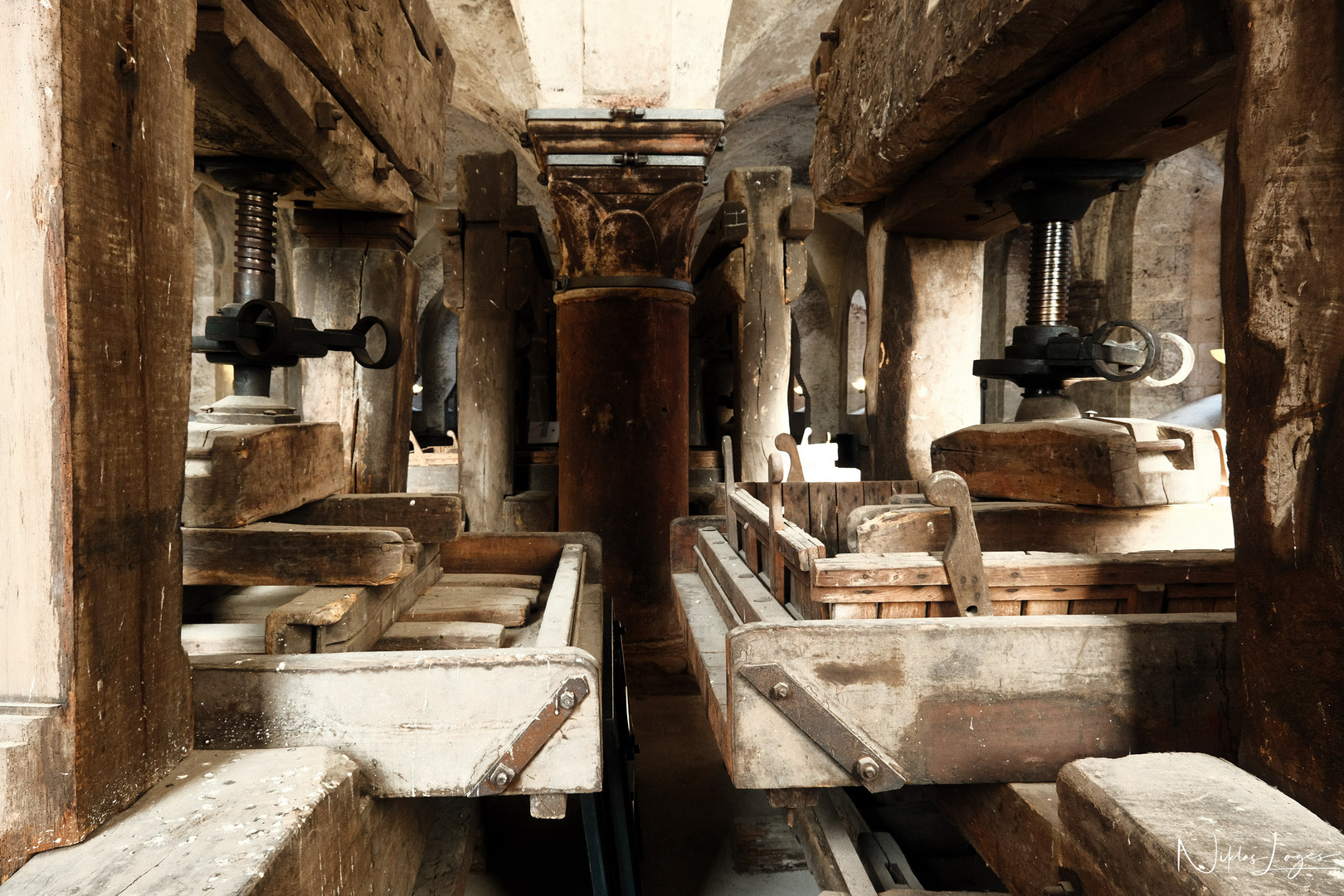 Kloster Eberbach: Historische Weinpressen im Laienrefektorium (2)