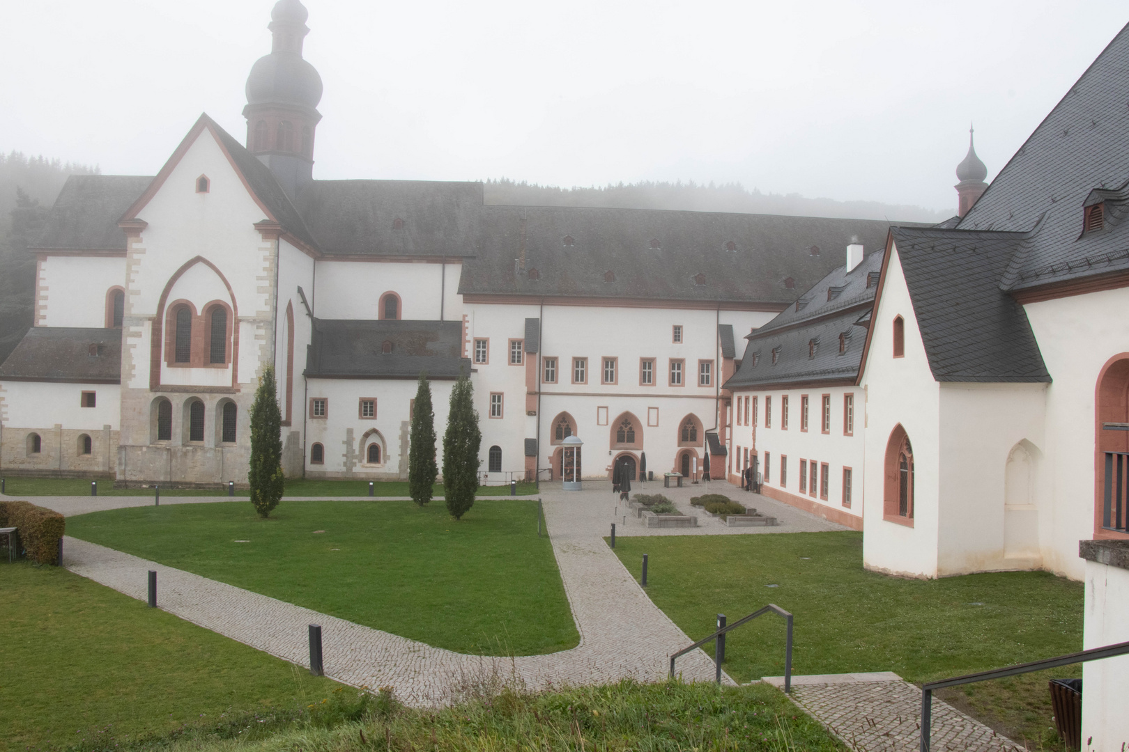 Kloster Eberbach im Nebel