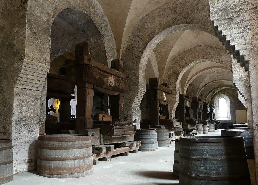 Kloster Eberbach/ Rheingau: Alte Weinpressen im ehem. Laiendormitorium