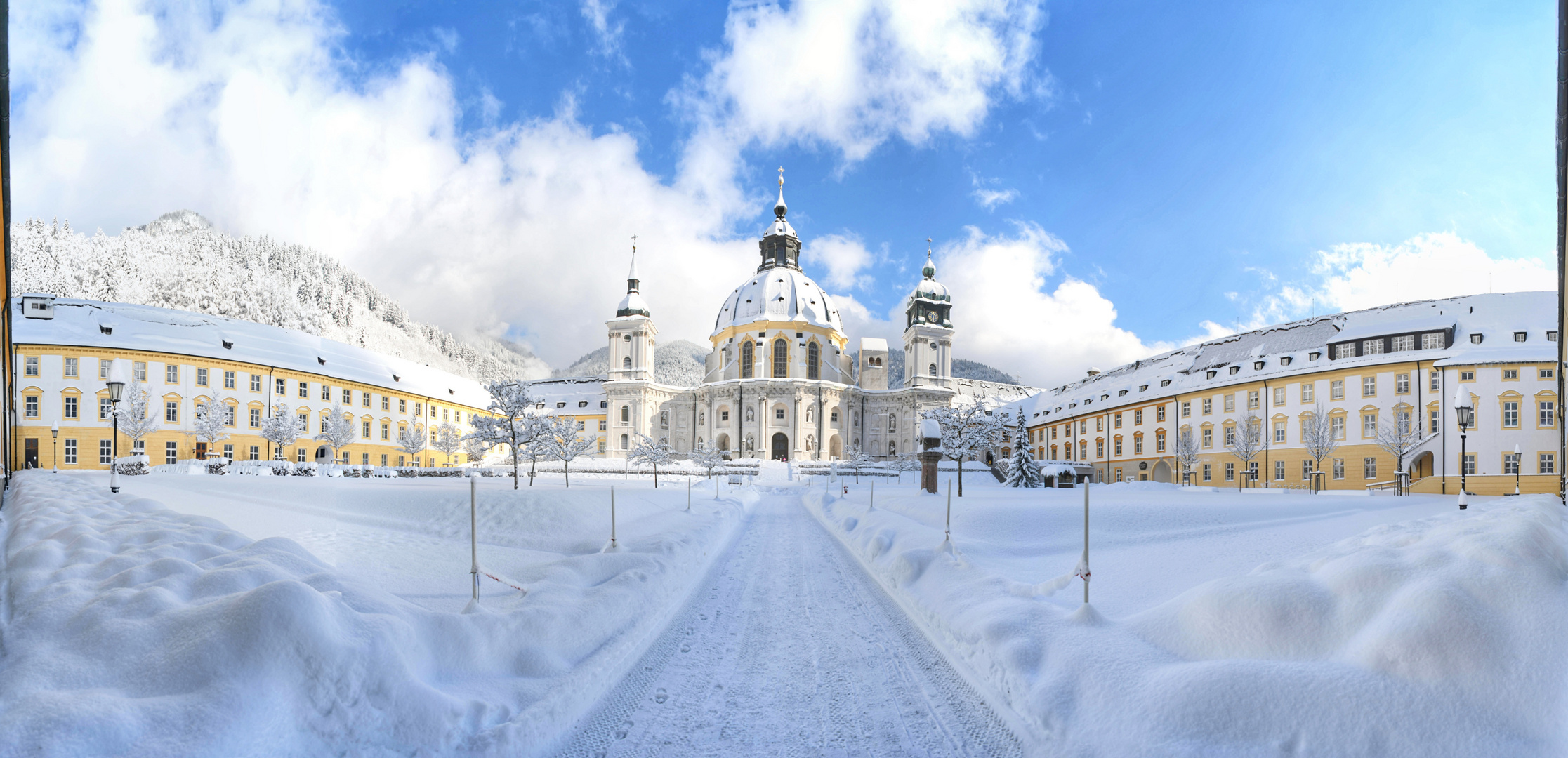 Kloster Ettal im Winter bei gutem Wetter und ohne Menschen