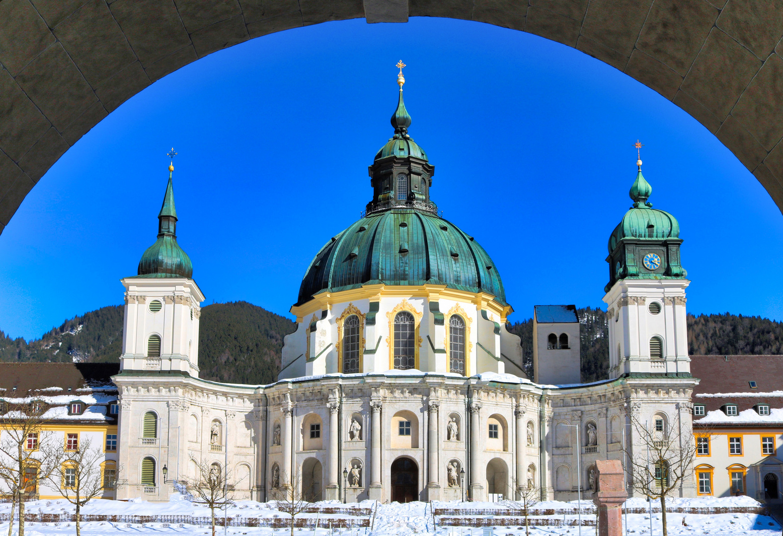 Kloster Ettal mit blauen Himmel
