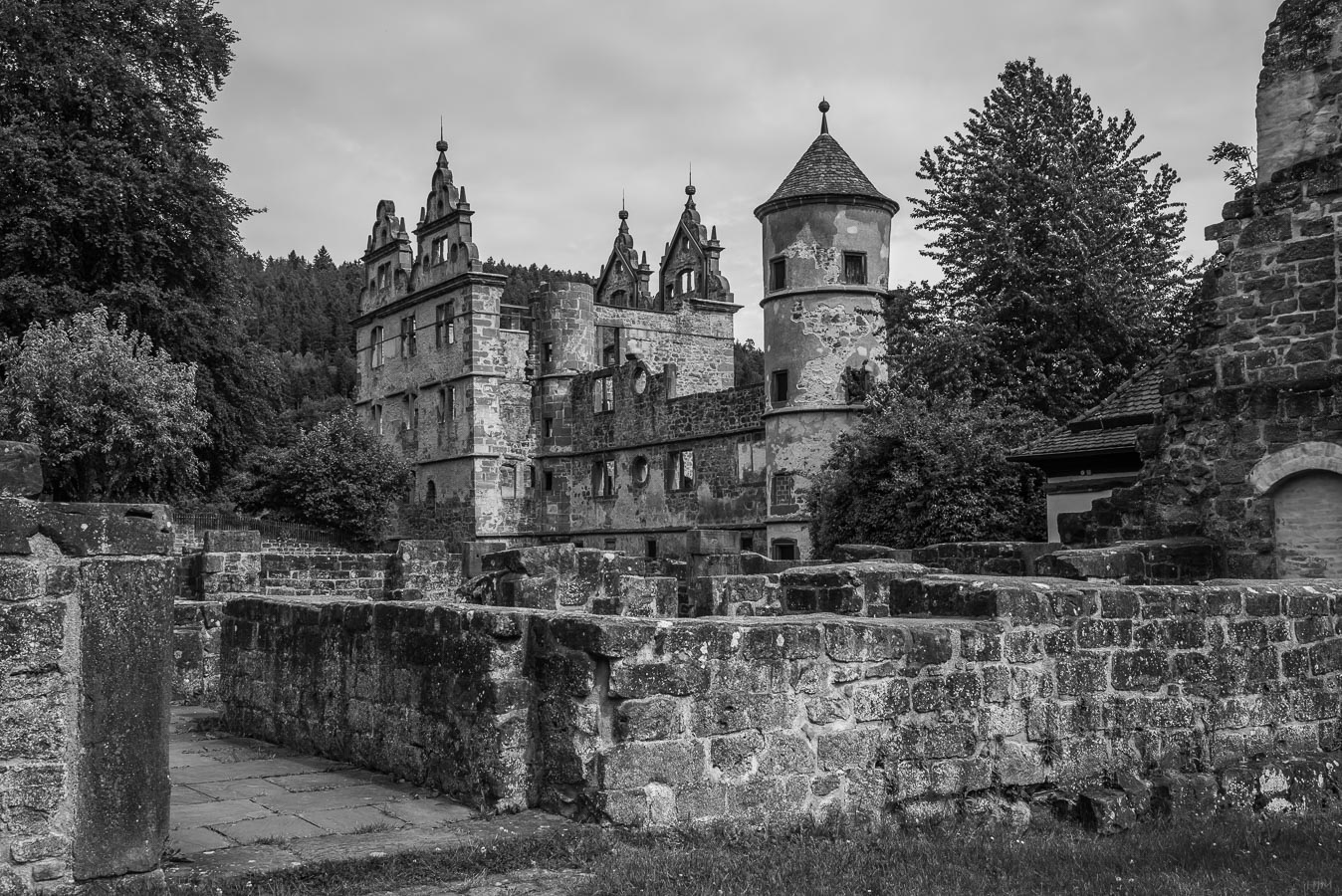 Kloster Hirsau: Jagdschloss mit Klostermauern in S/W