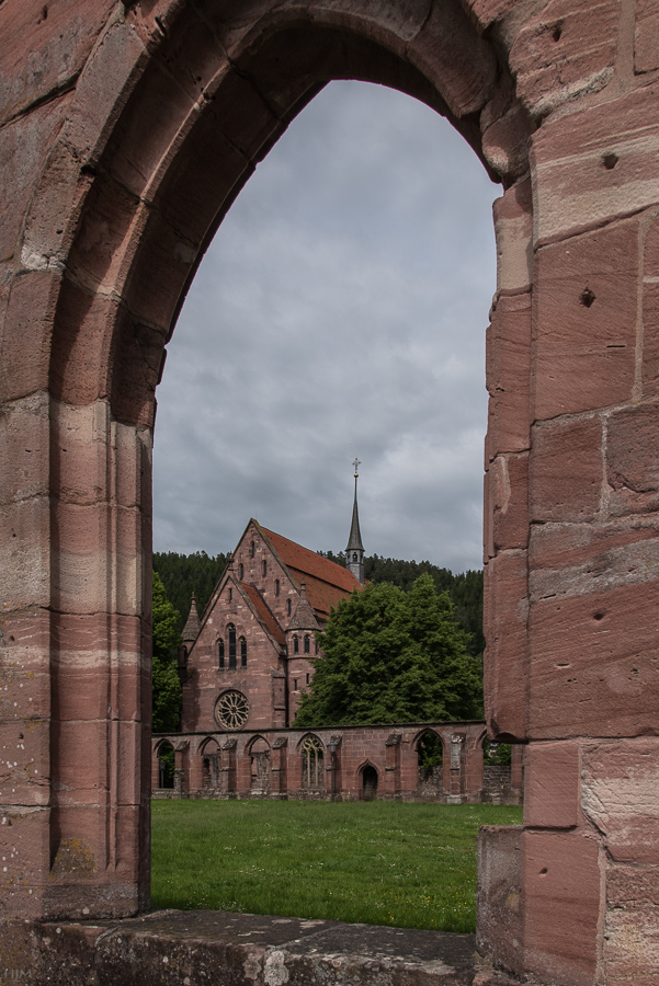 Kloster Hirsau: Marienkapelle im Fenster