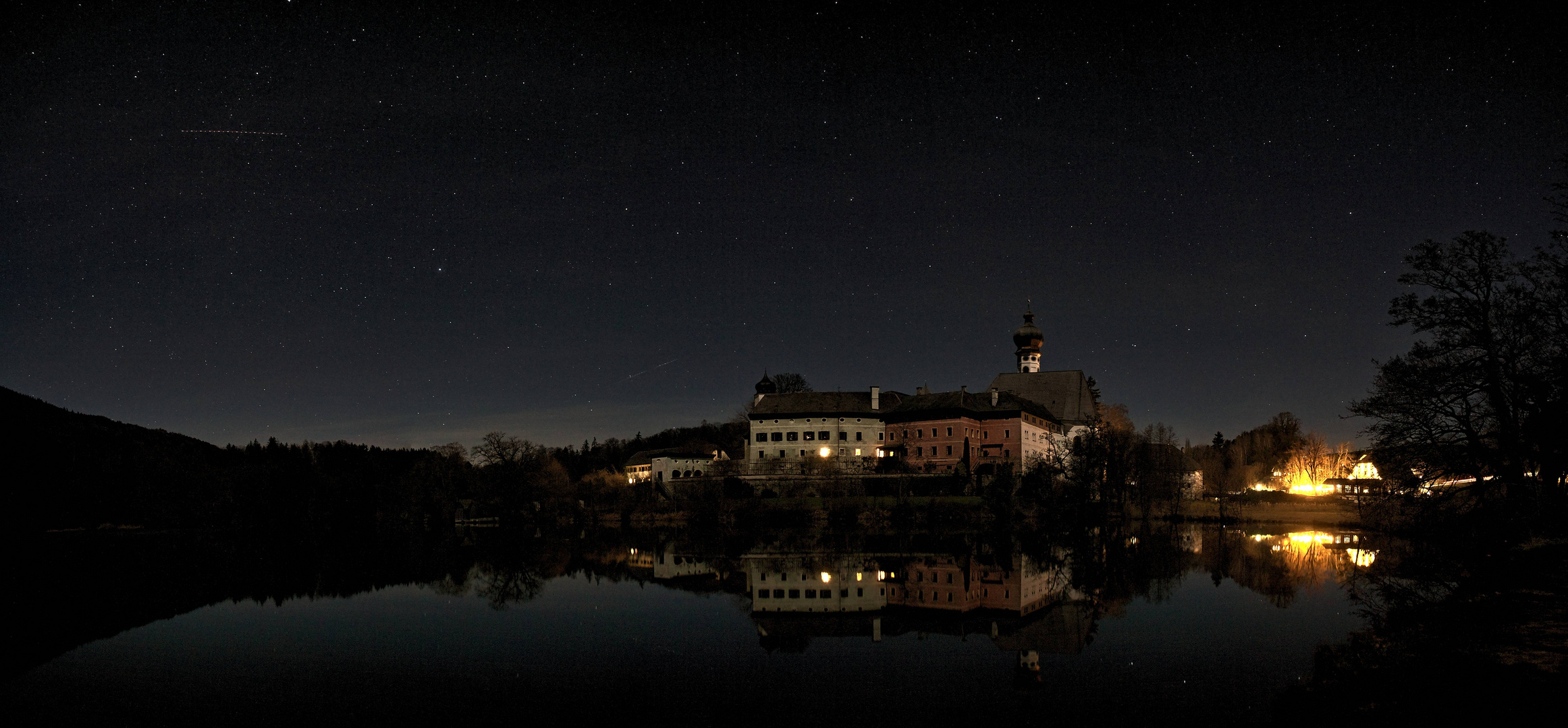 Kloster Höglwörth bei Nacht