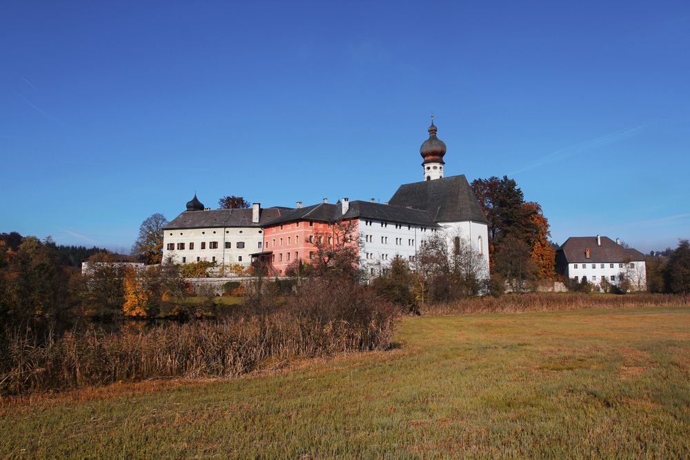 Kloster Höglwörth im Herbst