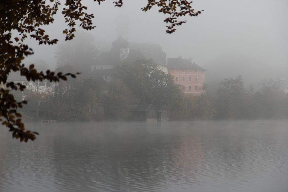 Kloster Höglwörth im Herbstnebel