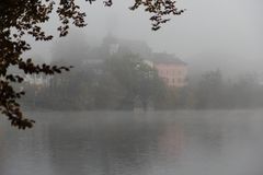 Kloster Höglwörth im Herbstnebel