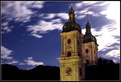 Kloster im Mondschein und Scheinwerferlicht