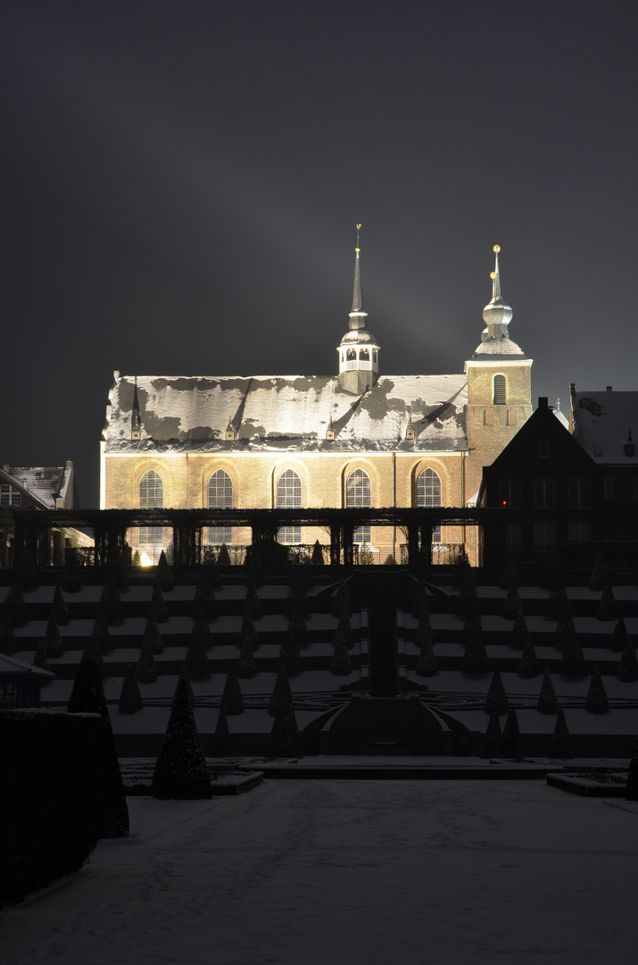 Kloster Kamp mit Terrassengarten bei Nacht