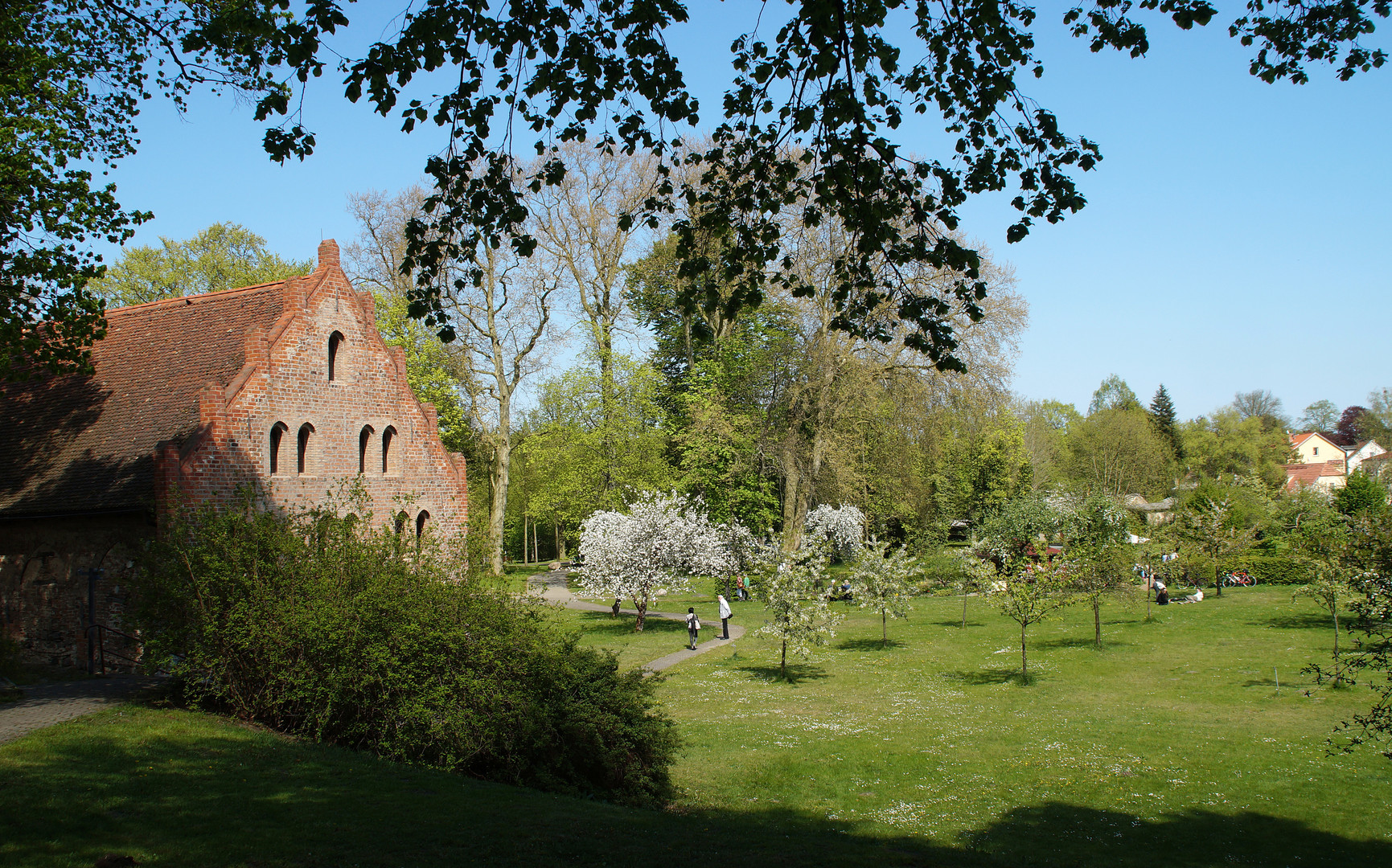 Kloster Lehnin: Kornhaus und Garten