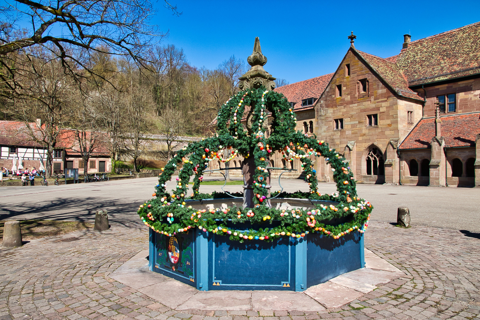 Kloster Maulbronn, Aussenbereich, österlich geschmückter Brunnen