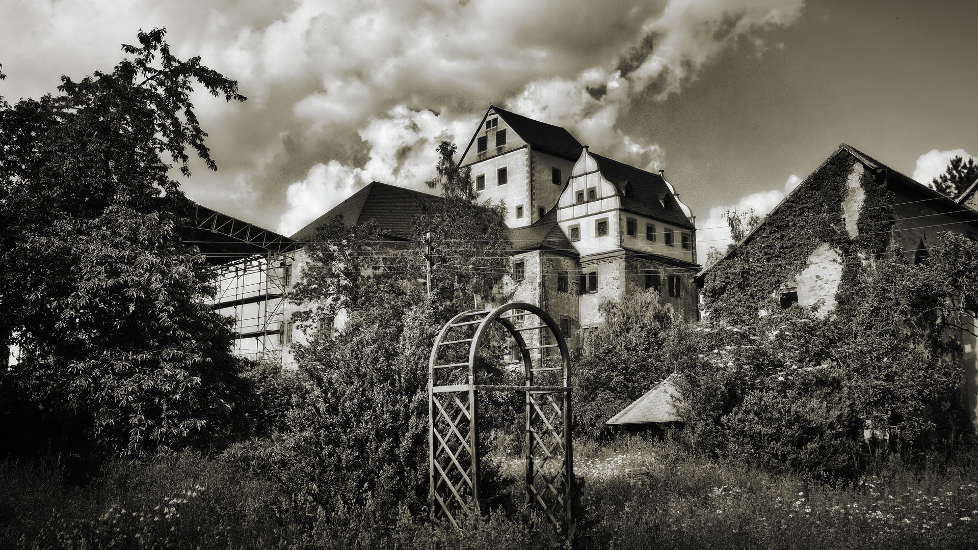 Kloster Mildenfurth im Monochrom 