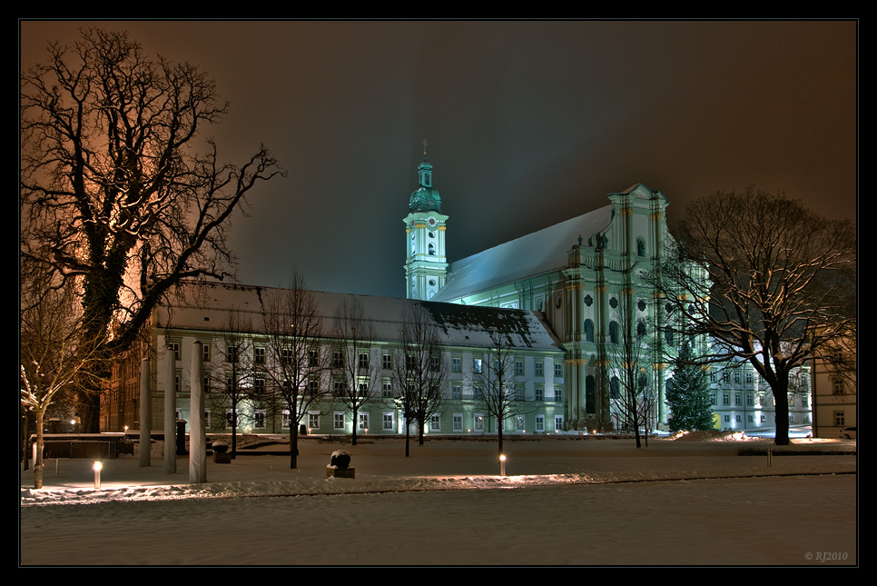 Kloster mit Schnee