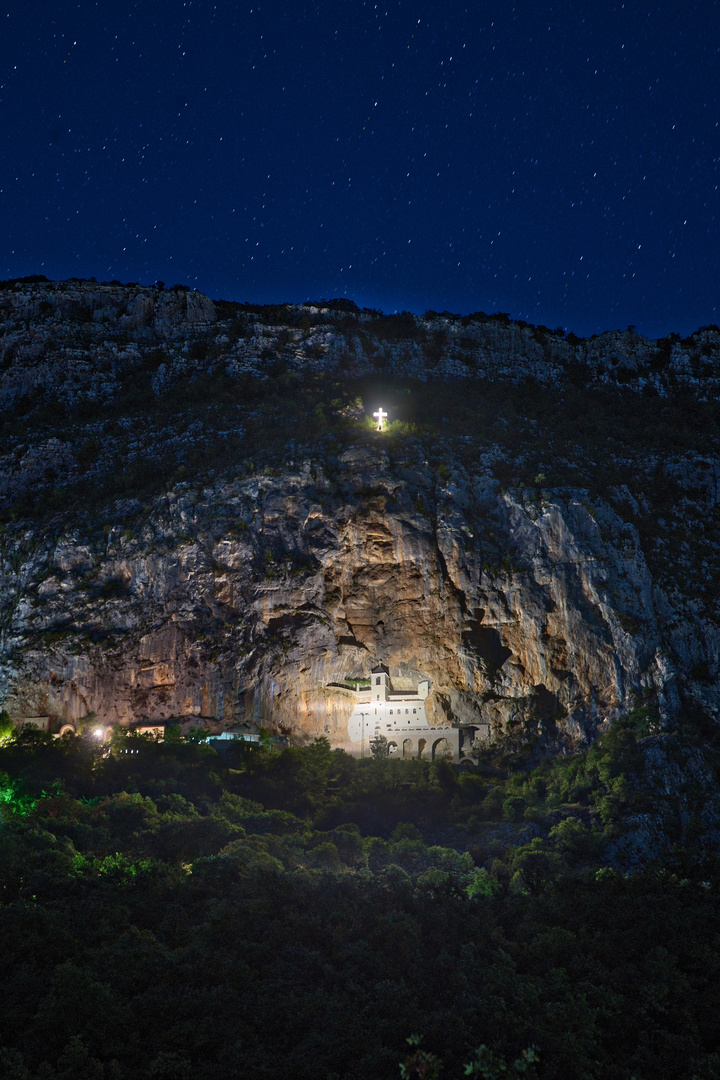 Kloster Ostrog bei Nacht 