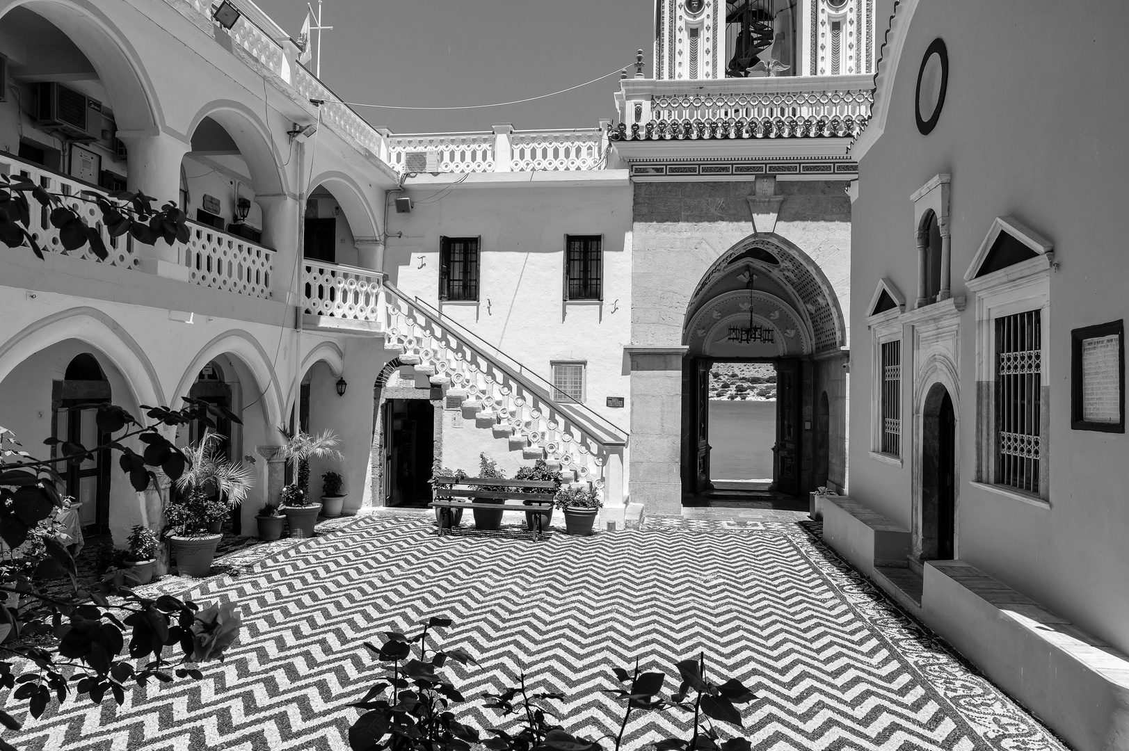 Kloster Panormitis auf Symi (Ägäis) - Klosterhof S/W