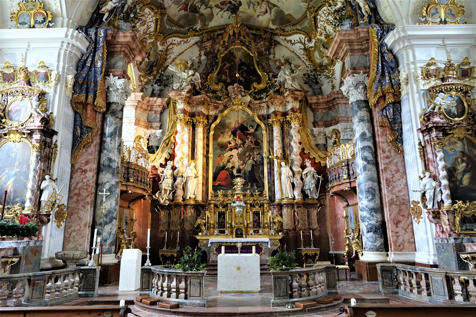 Kloster Raitenhaslach Kirche Innenraum Blick zum Altar