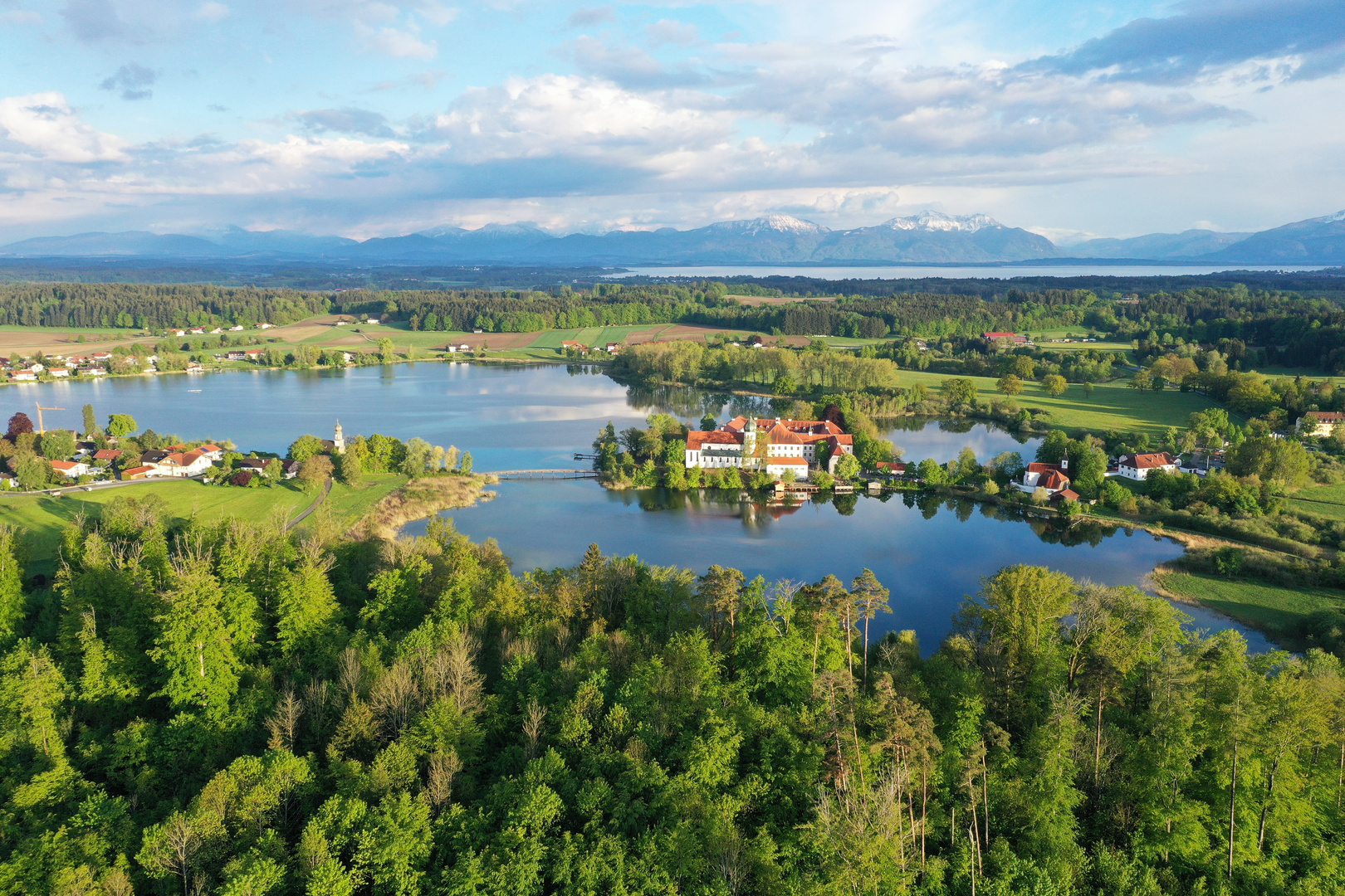 Kloster Seeon  mit Chiemsee im Hintergrund