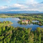 Kloster Seeon  mit Chiemsee im Hintergrund