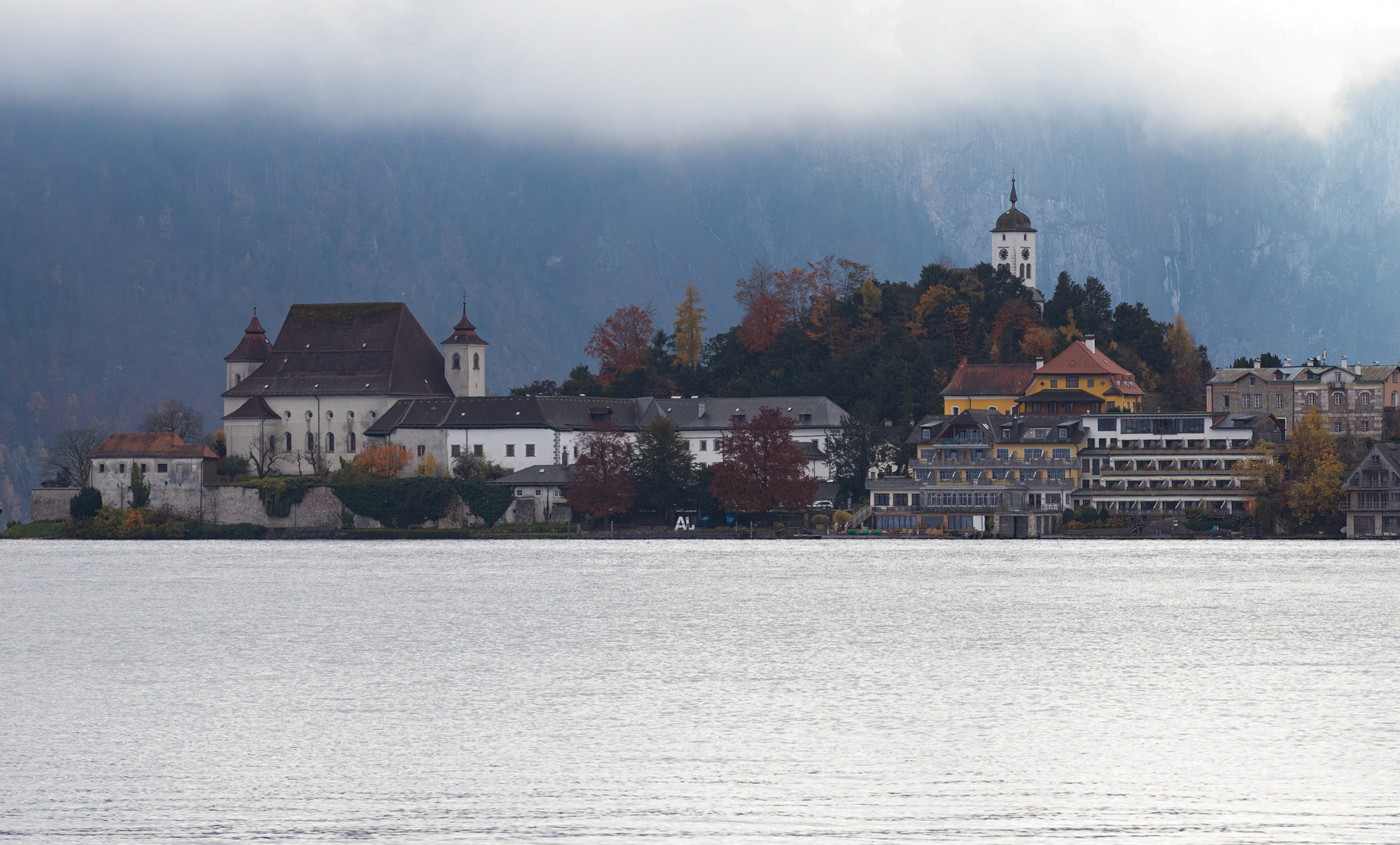 Kloster Traunkirchen im Herbstnebel