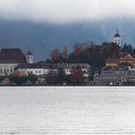 Kloster Traunkirchen im Herbstnebel