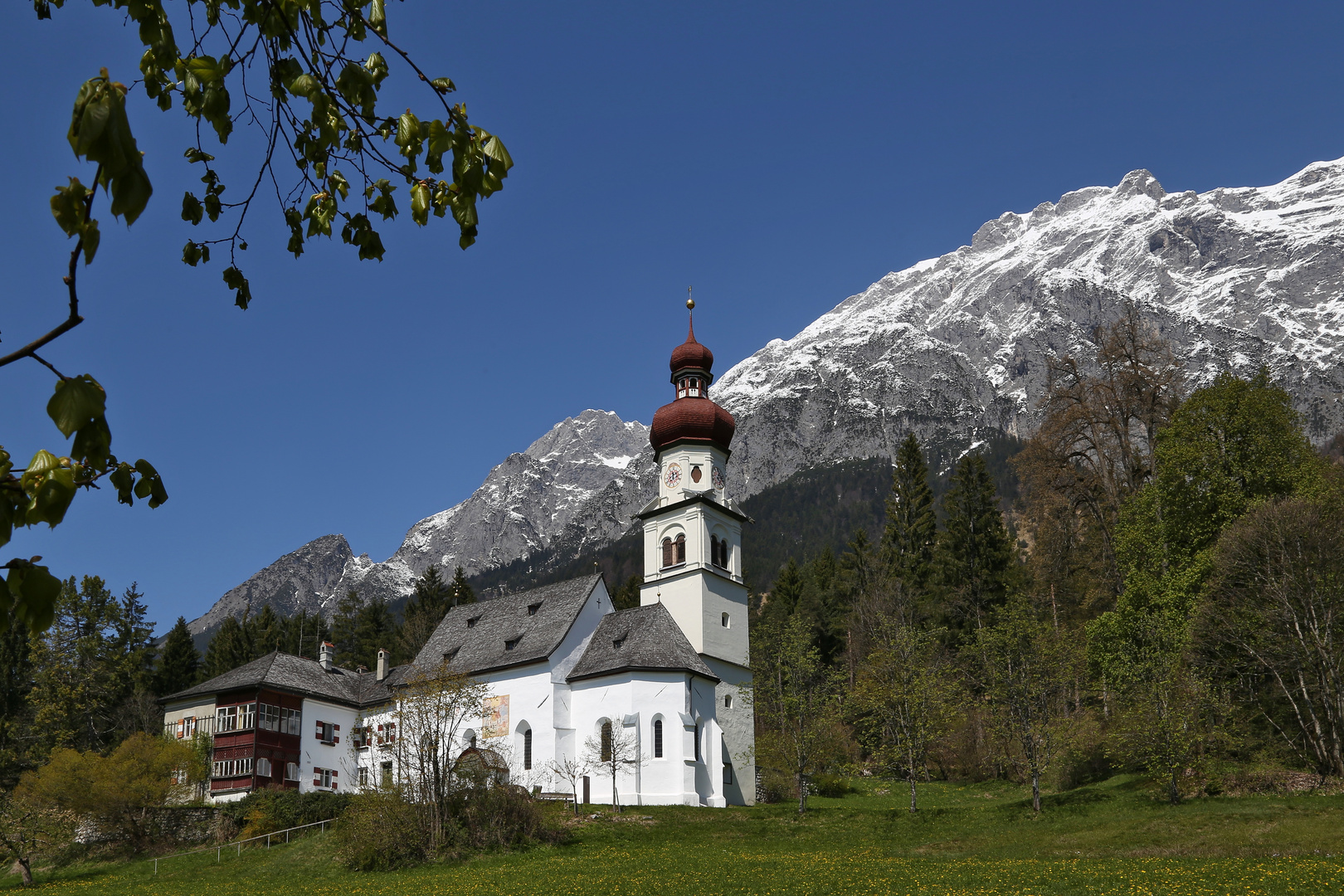 Kloster und Kirche St. Martin in der Gemeinde Gnadenwald (2017_04_24_EOS 6D_5251_ji)