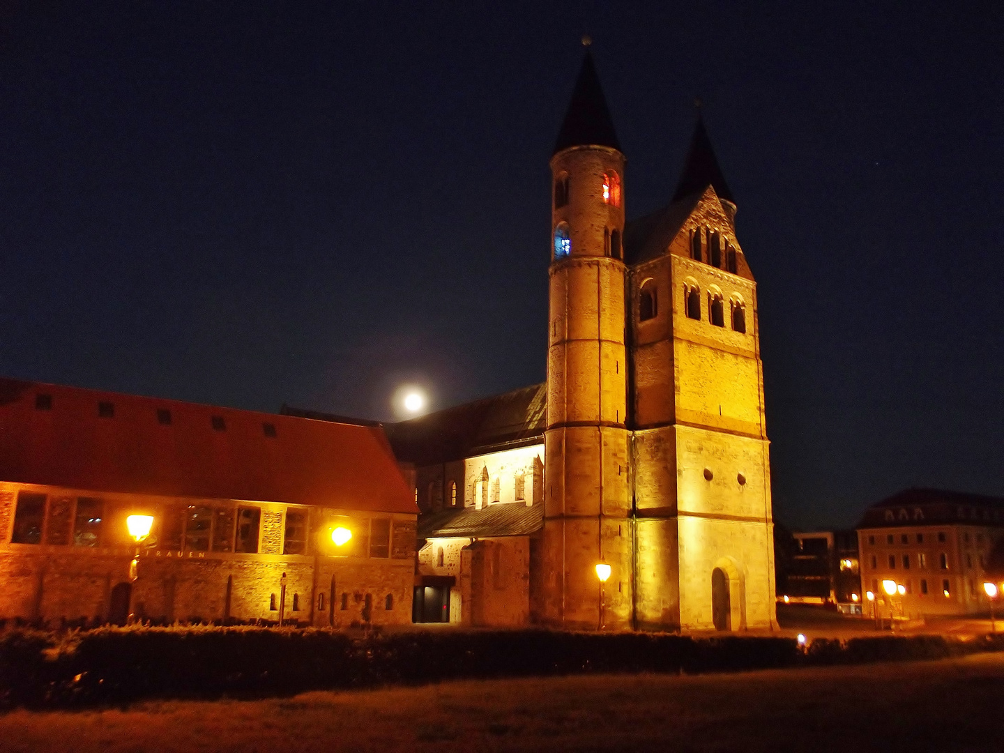 Kloster Unser Lieben Frauen bei Nacht mit aufgehenden Mond
