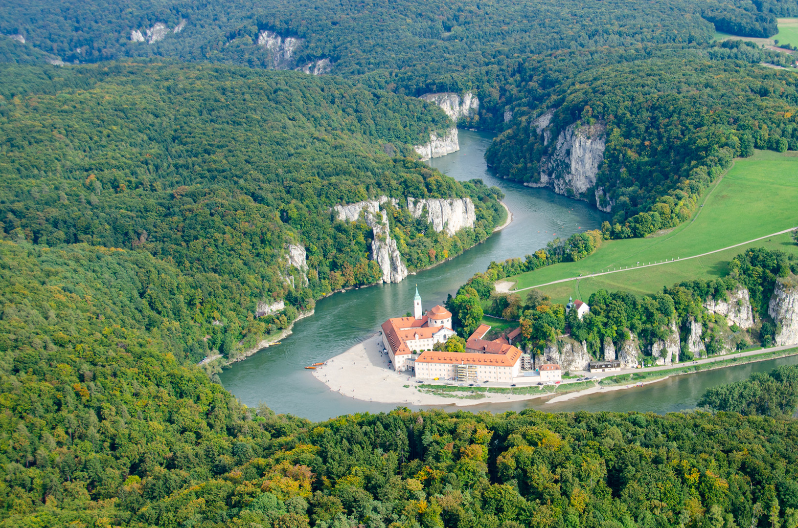 Kloster Weltenburg im Herbst aus der Luft